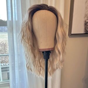 Chelsey Smith Crowns London Blonde Free Part Petite